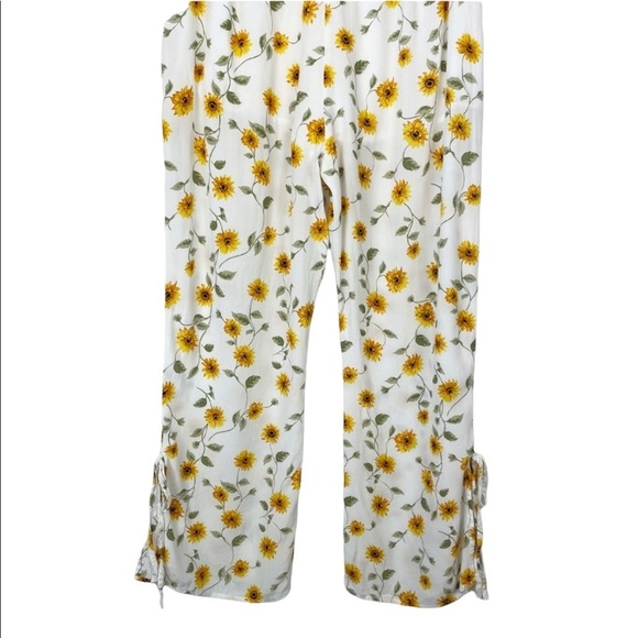 Wild Honey Sunflower Print Capri Pants - Picture 8 of 11